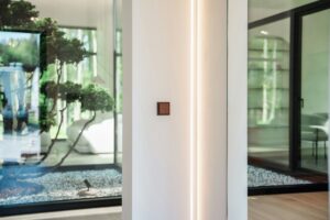 Holzfenster ins Smart Home integrieren: Der Leitfaden für automatischen Sonnenschutz